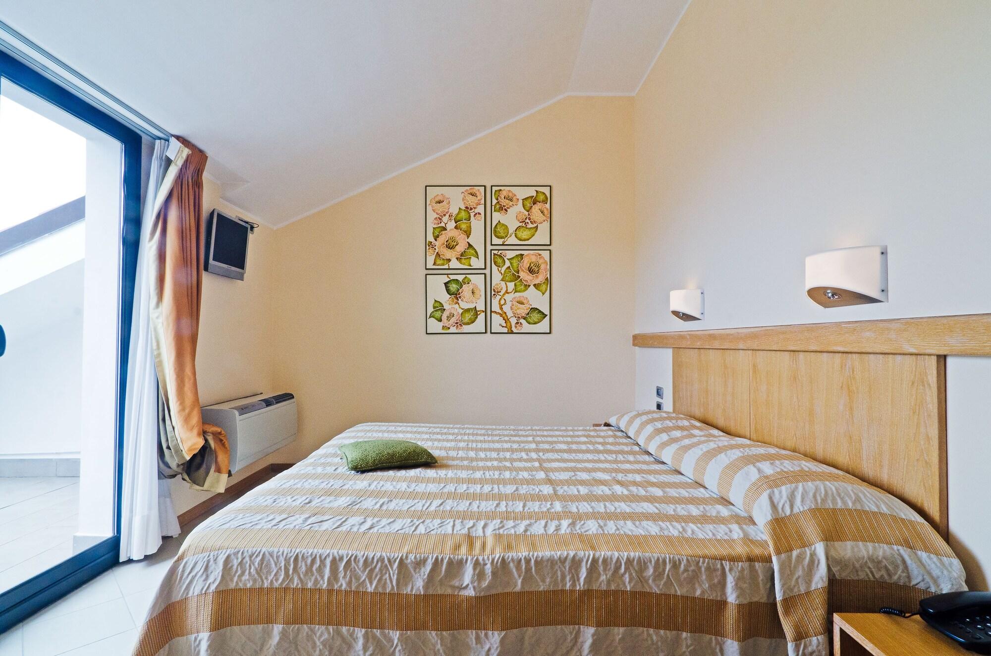 Castellaro Golf Resort Екстер'єр фото