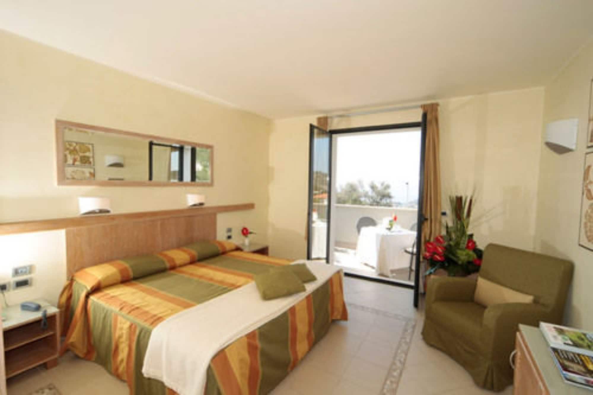 Castellaro Golf Resort Екстер'єр фото