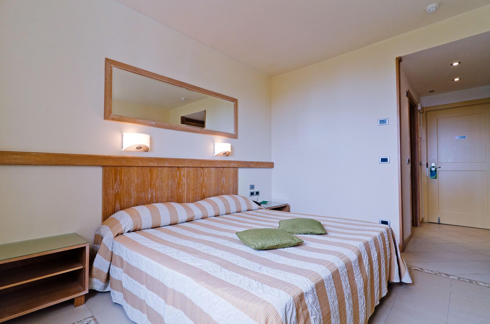 Castellaro Golf Resort Екстер'єр фото