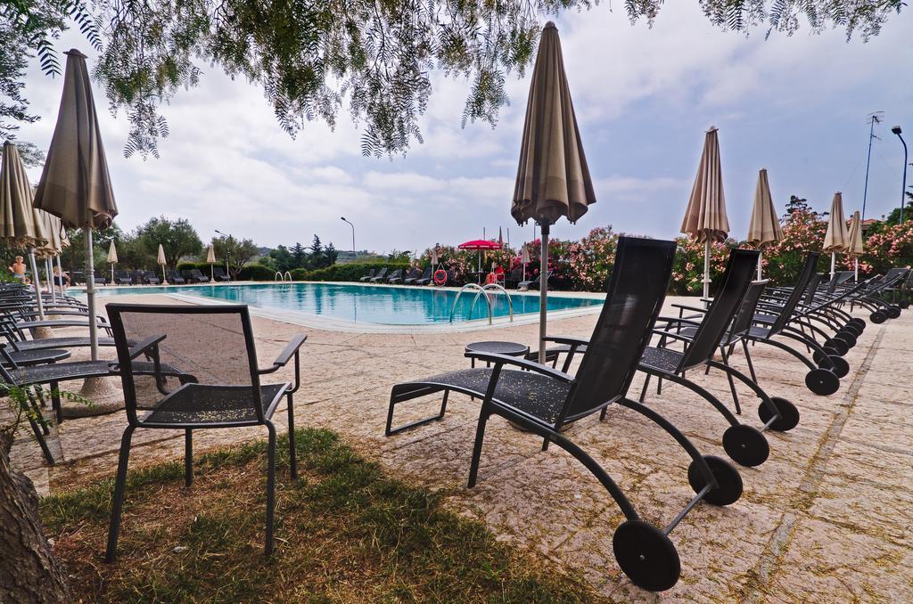 Castellaro Golf Resort Екстер'єр фото
